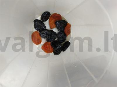 Grūdų ir džiovintų slyvų kokteilis Žingsnis 1