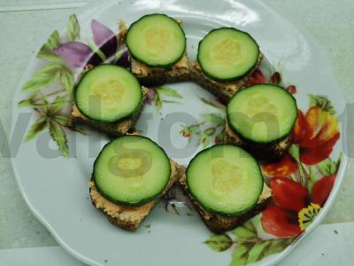 Mini sumuštiniai su ikrais ir agurku Žingsnis 2