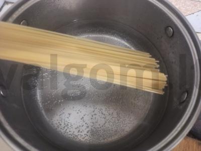 Spagečiai su varškės-grietinėlės padažu „Raudona uoga“ Žingsnis 1