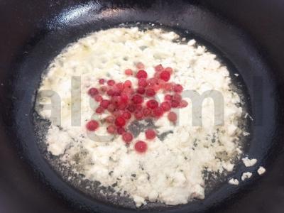 Spagečiai su varškės-grietinėlės padažu „Raudona uoga“ Žingsnis 4