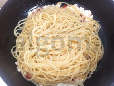 Spagečiai su varškės-grietinėlės padažu „Raudona uoga“ Žingsnis 6