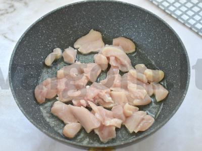 Ryžiai su vištiena ir paprika keptuvėje Žingsnis 2