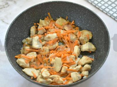 Ryžiai su vištiena ir paprika keptuvėje Žingsnis 4