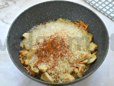 Ryžiai su vištiena ir paprika keptuvėje Žingsnis 5