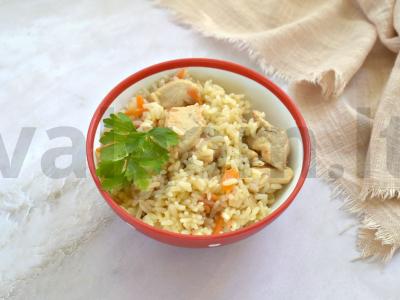 Ryžiai su vištiena ir paprika keptuvėje pagrindine nuotrauka