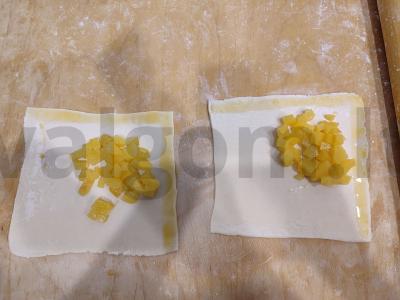 Trikampiai iš sluoksniuoto tešlos su persikų įdaru Žingsnis 4