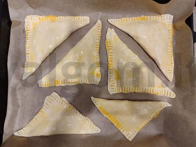 Trikampiai iš sluoksniuoto tešlos su persikų įdaru Žingsnis 6