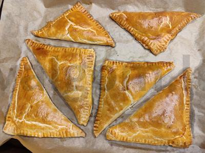 Trikampiai iš sluoksniuoto tešlos su persikų įdaru Žingsnis 7