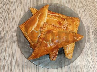 Trikampiai iš sluoksniuoto tešlos su persikų įdaru pagrindine nuotrauka