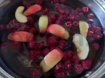 Slyvų, obuolių ir aviečių kompotas Žingsnis 3