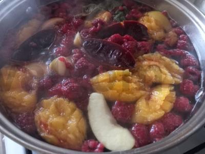Slyvų, obuolių ir aviečių kompotas Žingsnis 5