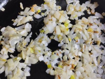 Menkių filė grietinės padaže su marinuotais agurkais Žingsnis 2