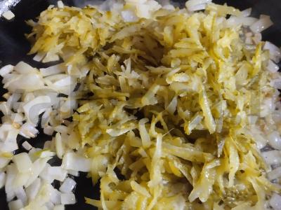 Menkių filė grietinės padaže su marinuotais agurkais Žingsnis 3