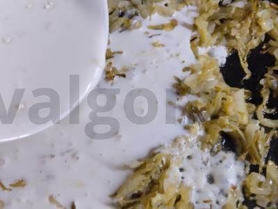 Menkių filė grietinės padaže su marinuotais agurkais Žingsnis 6