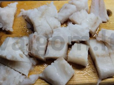 Menkių filė grietinės padaže su marinuotais agurkais Žingsnis 8