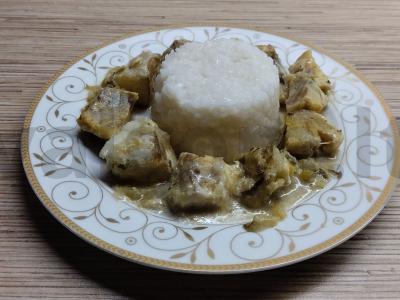 Menkių filė grietinės padaže su marinuotais agurkais pagrindine nuotrauka