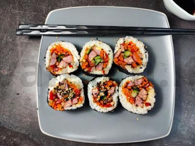 Kim bap su daržovėmis ir dešrelėmis pagrindine nuotrauka