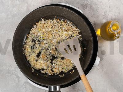 Vegetariškas raugintų agurkų sriuba su perlinėmis kruopomis Žingsnis 3