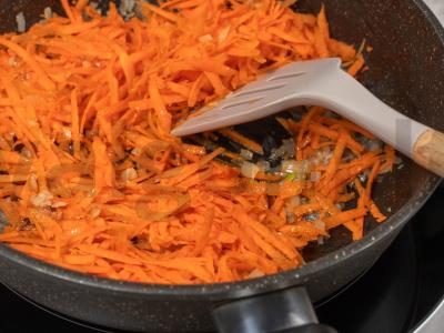 Vegetariškas raugintų agurkų sriuba su perlinėmis kruopomis Žingsnis 4