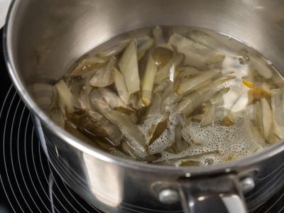 Vegetariškas raugintų agurkų sriuba su perlinėmis kruopomis Žingsnis 6