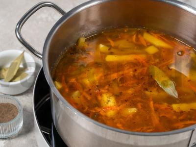 Vegetariškas raugintų agurkų sriuba su perlinėmis kruopomis Žingsnis 9