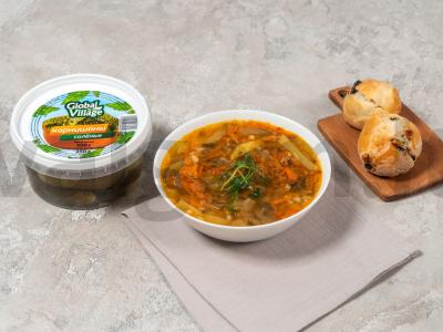 Vegetariškas raugintų agurkų sriuba su perlinėmis kruopomis pagrindine nuotrauka