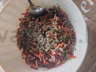 Vitaminų salotas „Tarka“ pagrindine nuotrauka