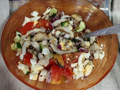 Salotas „Jūreivis“ su jūrų kokteiliu pagrindine nuotrauka