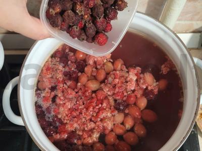 Vitaminų kompotas su šermukšniu, agrastais ir avietėmis Žingsnis 1