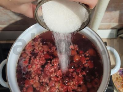 Vitaminų kompotas su šermukšniu, agrastais ir avietėmis Žingsnis 2