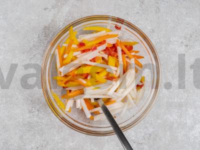 Vasaros ritinėliai su mangais ir krevetėmis salotų lapuose Žingsnis 3