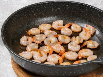 Vasaros ritinėliai su mangais ir krevetėmis salotų lapuose Žingsnis 4