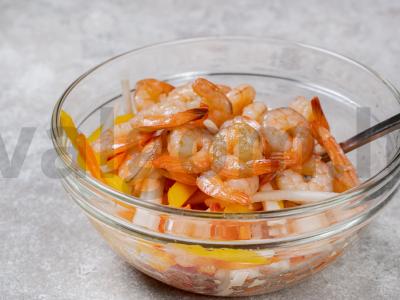 Vasaros ritinėliai su mangais ir krevetėmis salotų lapuose Žingsnis 5