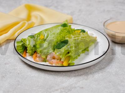 Vasaros ritinėliai su mangais ir krevetėmis salotų lapuose pagrindine nuotrauka