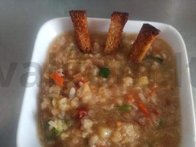 Tirštas itališkas sriuba vištienos sultinyje pagrindine nuotrauka