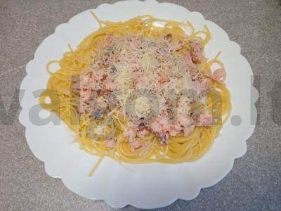 Spagečiai su rūkytos lašišos ir grietinėlės padažu pagrindine nuotrauka