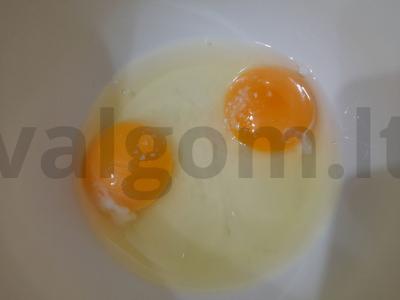 Kiaušinienė su dešrelėmis, šviežiu krapu ir sūriu Žingsnis 1