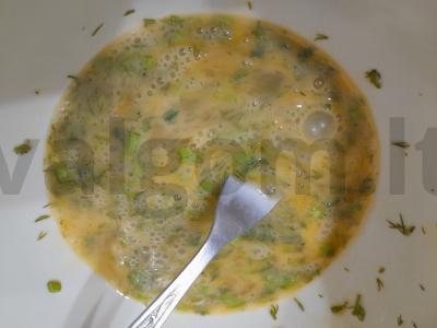 Kiaušinienė su dešrelėmis, šviežiu krapu ir sūriu Žingsnis 2