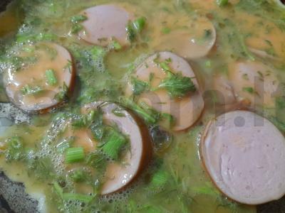 Kiaušinienė su dešrelėmis, šviežiu krapu ir sūriu Žingsnis 5