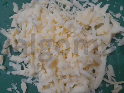 Kiaušinienė su dešrelėmis, šviežiu krapu ir sūriu Žingsnis 6