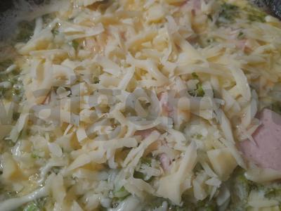 Kiaušinienė su dešrelėmis, šviežiu krapu ir sūriu Žingsnis 7