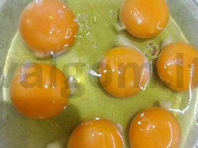 Kiaušinienė su pomidorais ir prieskoniais Žingsnis 2