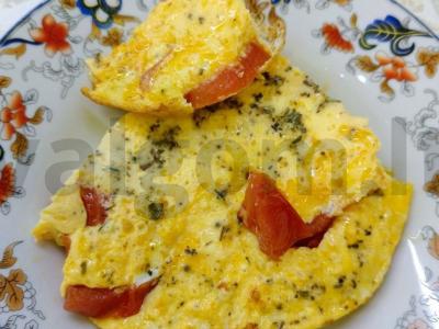 Kiaušinienė su pomidorais ir prieskoniais pagrindine nuotrauka