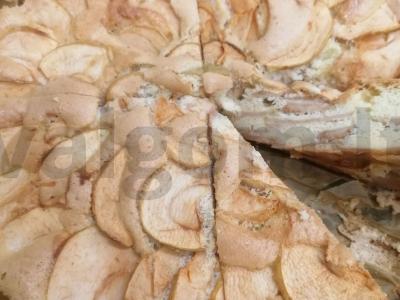 Klasikinė šarlotė su ledais pagrindine nuotrauka