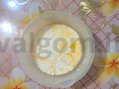 Purūs blynai ant šiltos raugintos grietinėlės Žingsnis 2