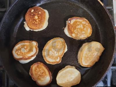 Purūs blynai ant šiltos raugintos grietinėlės Žingsnis 4