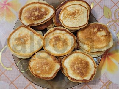 Purūs blynai ant šiltos raugintos grietinėlės pagrindine nuotrauka