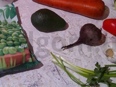 Žaliavalgių vinigretas su raugintais kopūstais Žingsnis 1