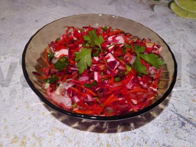 Žaliavalgių vinigretas su raugintais kopūstais pagrindine nuotrauka