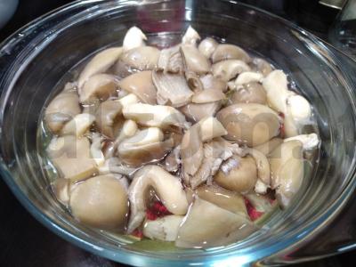 Marinuoti pievagrybiai su svogūnais ir paprikomis Žingsnis 1